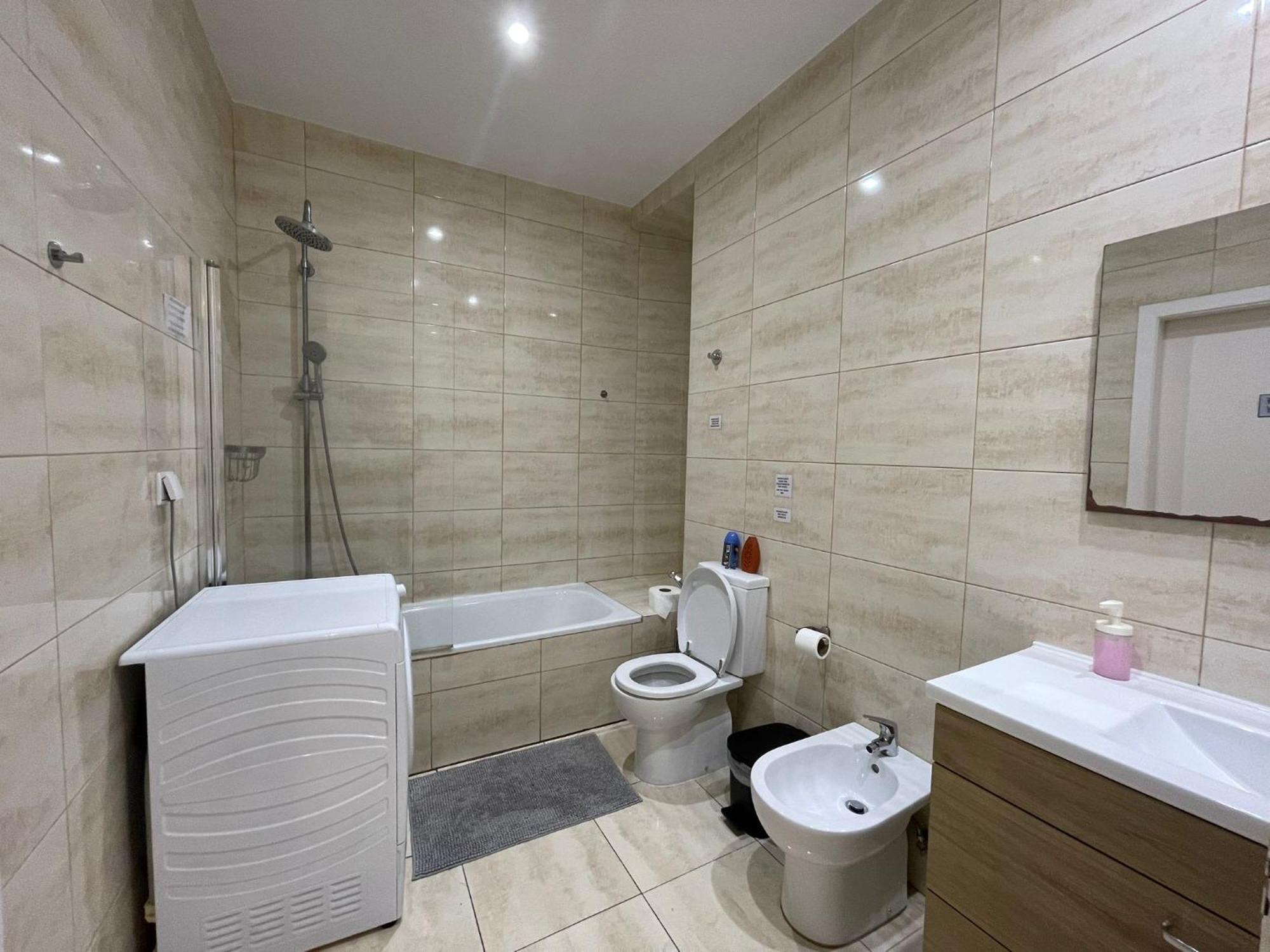 Embassy Arriaga Private Elegance Rooms In Stylish Shared Apartment Lisbon Exterior photo